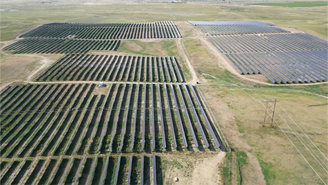 large solar farm in green fields built by Aquila Energy's EPC company